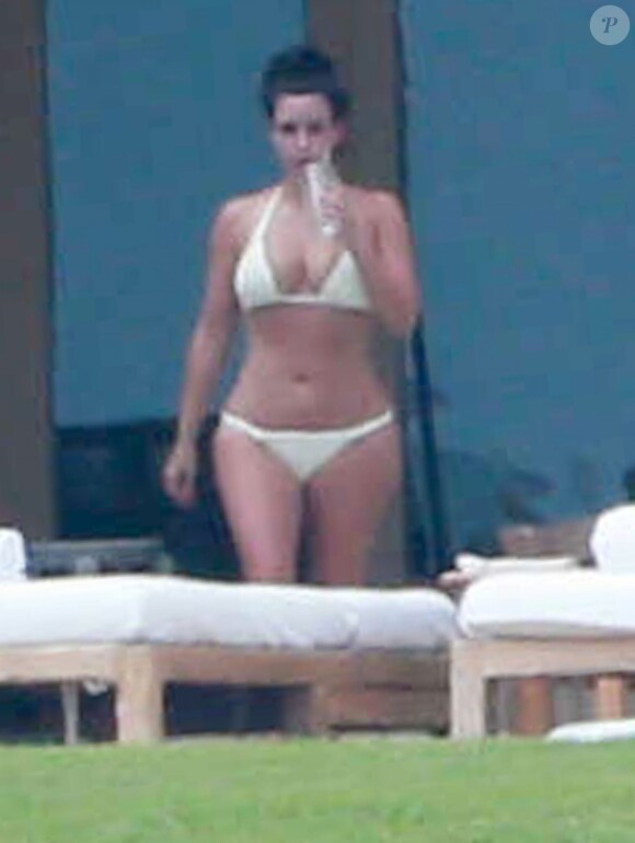 Kim Kardashian et Kanye West poursuivent leur lune de miel, cette fois au Mexique à Puerto Vallarta. Le couple réside dans une superbe villa avec piscine en front de mer. 10 juin 2014
Photo exclusive