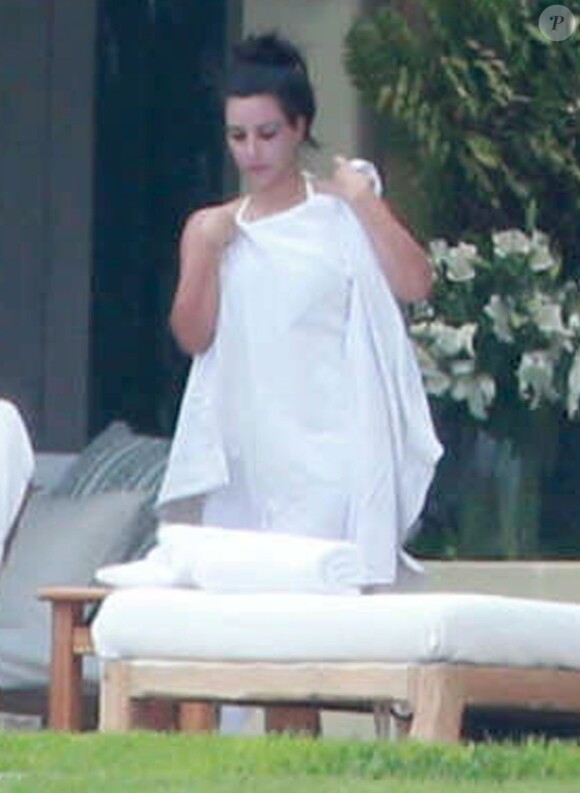 Kim Kardashian et Kanye West poursuivent leur lune de miel, cette fois au Mexique à Puerto Vallarta. Le couple réside dans une superbe villa avec piscine en front de mer. 10 juin 2014
Photo exclusive