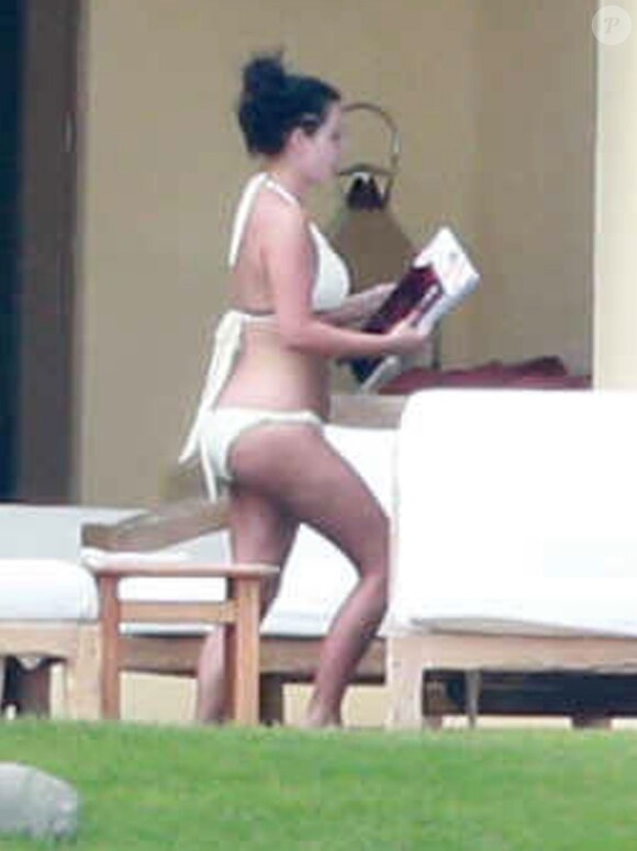 Kim Kardashian et Kanye West poursuivent leur lune de miel, cette fois au Mexique à Puerto Vallarta. Le couple réside dans une superbe villa avec piscine en front de mer. 10 juin 2014
Photo exclusive