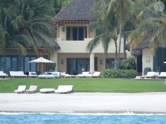 Kim Kardashian et Kanye West poursuivent leur lune de miel, cette fois au Mexique à Puerto Vallarta. Le couple réside dans une superbe villa avec piscine en front de mer. Une villa qui appartient au fondateur de l'entreprise de films pour adultes Girls Gone Wild...
10 juin 2014
Photo exclusive