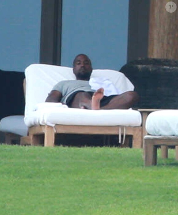 Kanye West relax dans une superbe villa avec piscine en front de mer au Mexique. 10 juin 2014
Photo exclusive