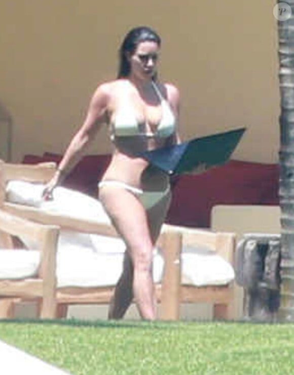 Kim Kardashian et Kanye West poursuivent leur lune de miel, cette fois au Mexique à Puerto Vallarta. Le couple réside dans une superbe villa avec piscine en front de mer. 10 juin 2014
Photo exclusive