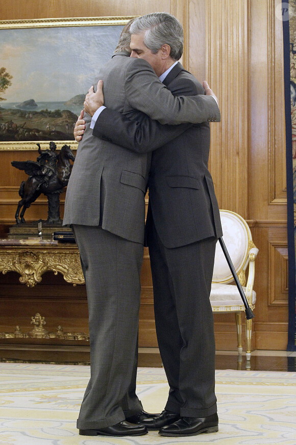 Le roi Juan Carlos Ier d'Espagne et Adolfo Suarez Illana se sont rencontrés avec beaucoup d'émotion le 12 juin 2014 au palais de la Zarzuela, à Madrid, à l'occasion de la restitution de la Toison d'Or d'Adolfo Suarez, décédé en mars.