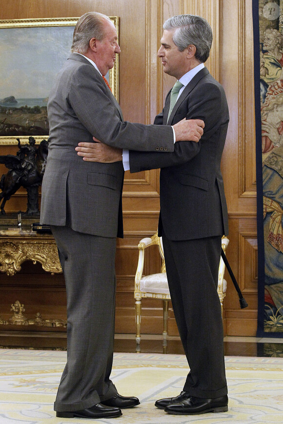 Le roi Juan Carlos Ier d'Espagne et Adolfo Suarez Illana se sont rencontrés avec beaucoup d'émotion le 12 juin 2014 au palais de la Zarzuela, à Madrid, à l'occasion de la restitution de la Toison d'Or d'Adolfo Suarez, décédé en mars.