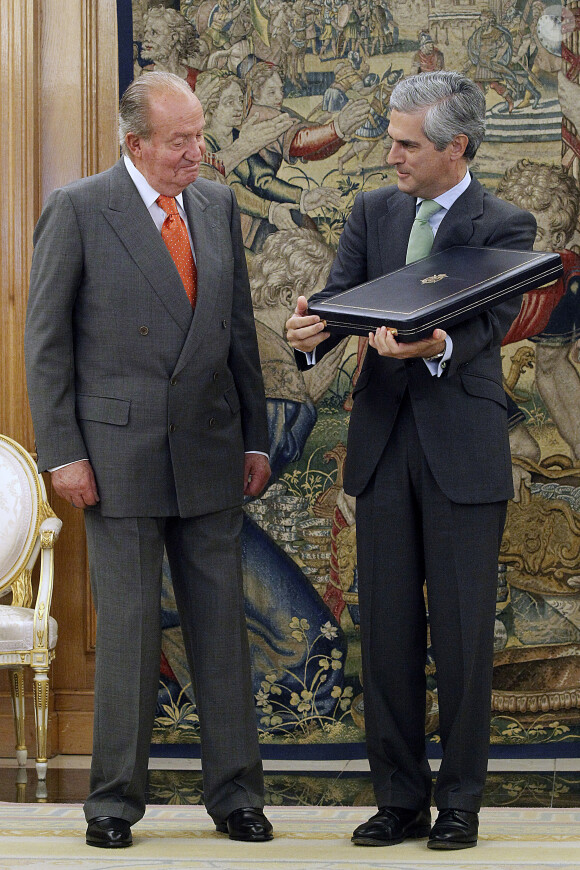 Le roi Juan Carlos Ier d'Espagne et Adolfo Suarez Illana se sont rencontrés avec beaucoup d'émotion le 12 juin 2014 au palais de la Zarzuela, à Madrid, à l'occasion de la restitution de la Toison d'Or d'Adolfo Suarez, décédé en mars.