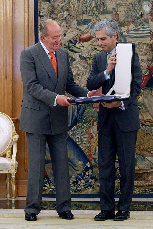 Le roi Juan Carlos Ier d'Espagne et Adolfo Suarez Illana se sont rencontrés avec beaucoup d'émotion le 12 juin 2014 au palais de la Zarzuela, à Madrid, à l'occasion de la restitution de la Toison d'Or d'Adolfo Suarez, décédé en mars.