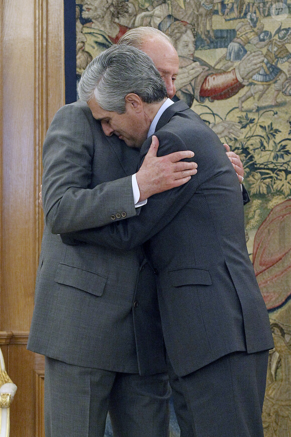 Le roi Juan Carlos Ier d'Espagne et Adolfo Suarez Illana se sont rencontrés avec beaucoup d'émotion le 12 juin 2014 au palais de la Zarzuela, à Madrid, à l'occasion de la restitution de la Toison d'Or d'Adolfo Suarez, décédé en mars.
