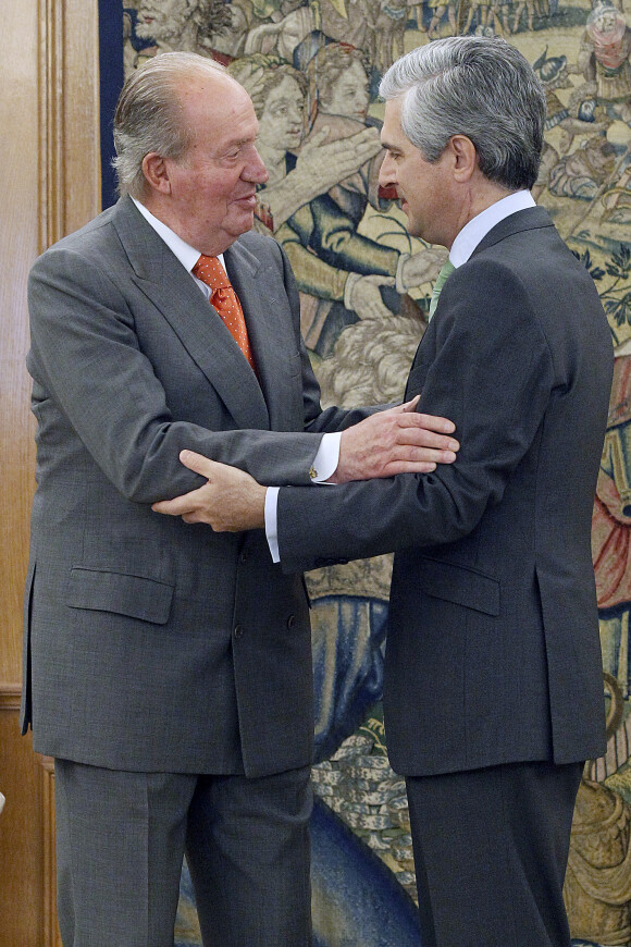 Le roi Juan Carlos Ier d'Espagne et Adolfo Suarez Illana se sont rencontrés avec beaucoup d'émotion le 12 juin 2014 au palais de la Zarzuela, à Madrid, à l'occasion de la restitution de la Toison d'Or d'Adolfo Suarez, décédé en mars.