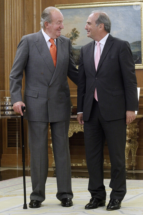 Le roi Juan Carlos Ier d'Espagne et Adolfo Suarez Illana se sont rencontrés avec beaucoup d'émotion le 12 juin 2014 au palais de la Zarzuela, à Madrid, à l'occasion de la restitution de la Toison d'Or d'Adolfo Suarez, décédé en mars.