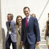 Le prince Felipe et la princesse Letizia d'Espagne visitent l'exposition "Le dernier voyage de la fregate Nuestra Señora de las Mercedes" au musée national d'archéologie à Madrid, le 12 juin 2014.