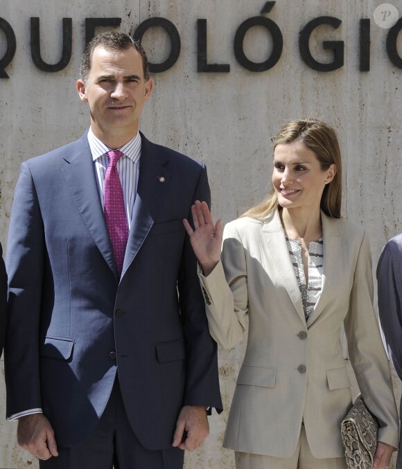 Le prince Felipe et la princesse Letizia d'Espagne visitent l'exposition "Le dernier voyage de la fregate Nuestra Señora de las Mercedes" au musée national d'archéologie à Madrid, le 12 juin 2014.
