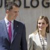 Le prince Felipe et la princesse Letizia d'Espagne visitent l'exposition "Le dernier voyage de la fregate Nuestra Señora de las Mercedes" au musée national d'archéologie à Madrid, le 12 juin 2014.