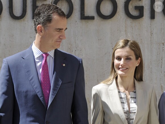 Le prince Felipe et la princesse Letizia d'Espagne visitent l'exposition "Le dernier voyage de la fregate Nuestra Señora de las Mercedes" au musée national d'archéologie à Madrid, le 12 juin 2014.