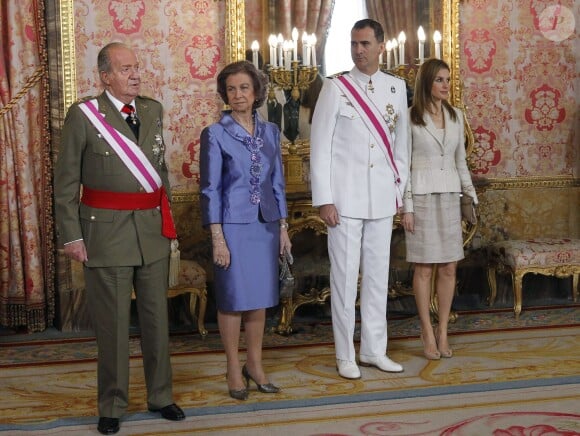 Le roi Juan Carlos Ier, la reine Sofia, le prince Felipe et la princesse Letizia lors de la journée des forces armées le 8 juin 2014 à Madrid.