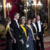 Le roi Juan Carlos Ier d'Espagne, la reine Sofia, le prince Felipe et la princesse Letizia étaient réunis pour recevoir le président mexicain Enrique Pena Neto et son épouse Angelica Rivera le 9 juin 2014 au palais royal, à Madrid.