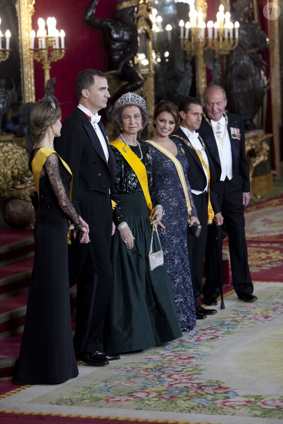 Le roi Juan Carlos Ier d'Espagne, la reine Sofia, le prince Felipe et la princesse Letizia étaient réunis pour recevoir le président mexicain Enrique Pena Neto et son épouse Angelica Rivera le 9 juin 2014 au palais royal, à Madrid.