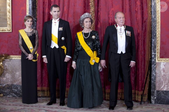 Le roi Juan Carlos Ier d'Espagne, la reine Sofia, le prince Felipe et la princesse Letizia étaient réunis pour recevoir le président mexicain Enrique Pena Neto et son épouse Angelica Rivera le 9 juin 2014 au palais royal, à Madrid.