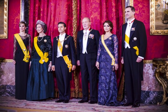 Le roi Juan Carlos Ier d'Espagne, la reine Sofia, le prince Felipe et la princesse Letizia étaient réunis pour recevoir le président mexicain Enrique Pena Neto et son épouse Angelica Rivera le 9 juin 2014 au palais royal, à Madrid.