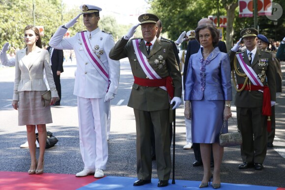 Le roi Juan Carlos Ier, la reine Sofia, le prince Felipe et la princesse Letizia lors de la journée des forces armées le 8 juin 2014 à Madrid.