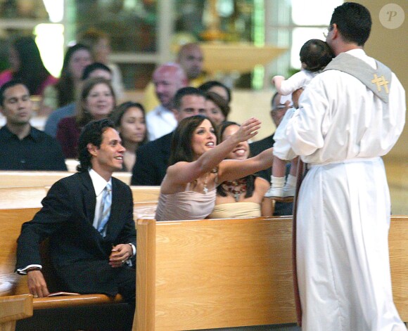 Marc Anthony et Dayanara Torres lors du baptême de leur fils Ryan à Miami. Août 2004.