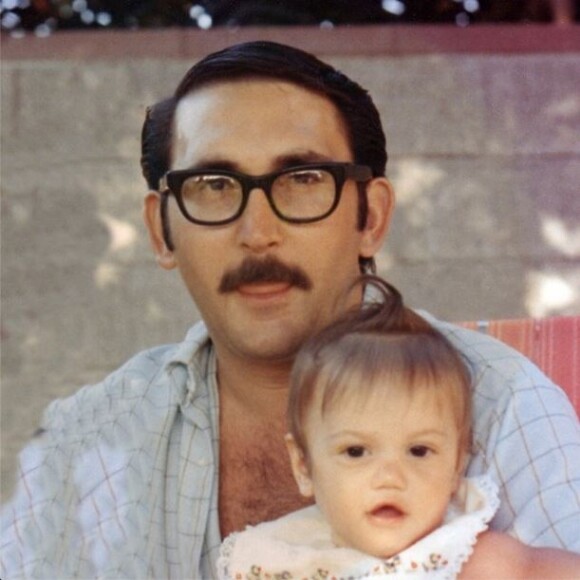 Gwen Stefani, bébé, et son père Dennis. Photo postée le dimanche 15 juin 2014.