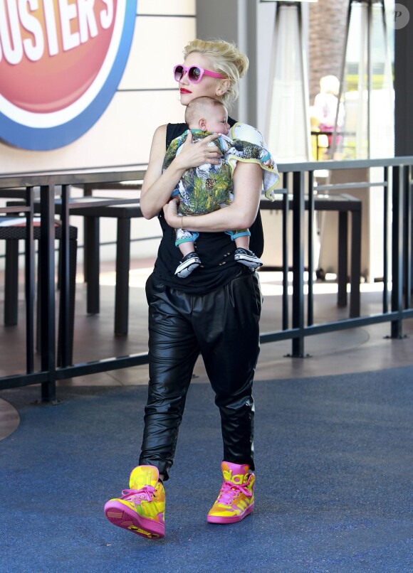 Gwen Stefani et son fils Apollo à Los Angeles, le 8 juin 2014.