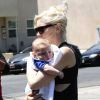 Gwen Stefani et son fils Apollo à Sherman Oaks, Los Angeles, le 1er juin 2014.