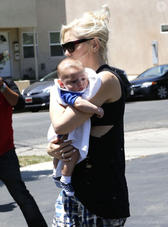 Gwen Stefani et son fils Apollo à Sherman Oaks, Los Angeles, le 1er juin 2014.