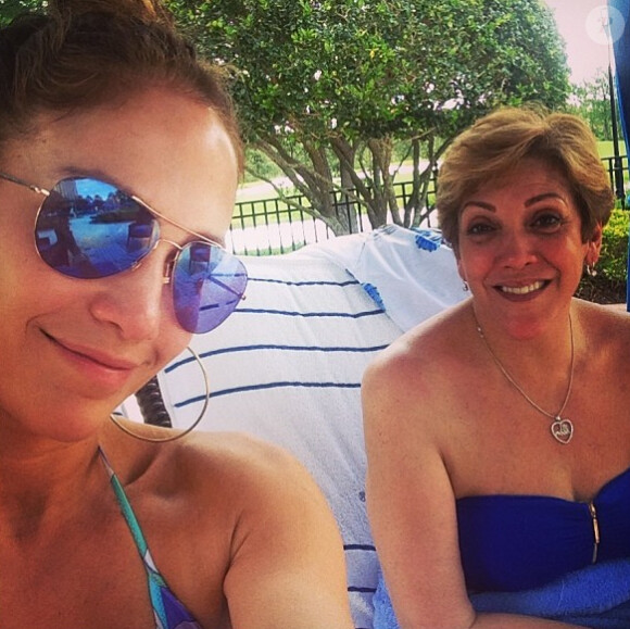 Jennifer Lopez en bikini et avec sa mère sur Instagram, le 15 juin 2014.