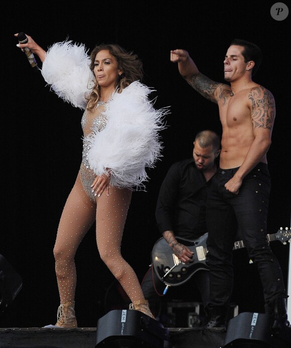 Jennifer Lopez (et son petit ami Casper Smart) en concert à Londres, le 14 juillet 2013. 