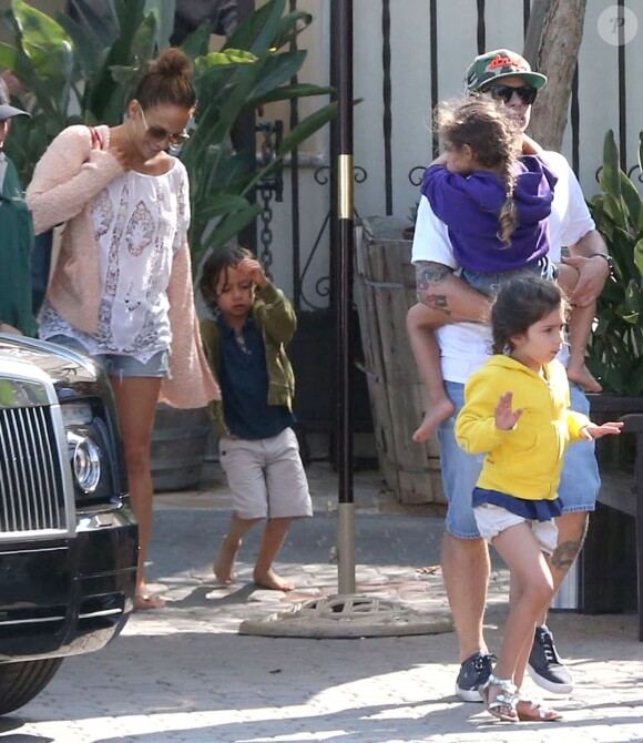 Exclusif - Jennifer Lopez, son compagnon Casper Smart et ses enfants Emme et Max sur une plage de Malibu le 6 juillet 2013.