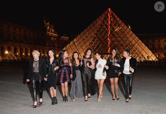 Kim Kardashian enterre sa vie de jeune fille à Paris entourée de copines