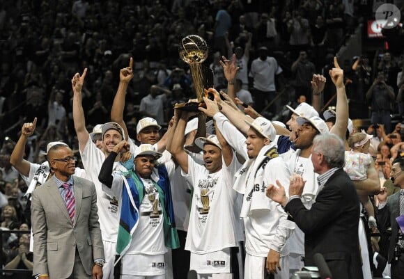 Les Spurs de San Antonio de Tony Parker ont décroché le titre de champion NBA le 15 juin 2014 à l'AT&T Center de San Antonio face au Heat de Miami