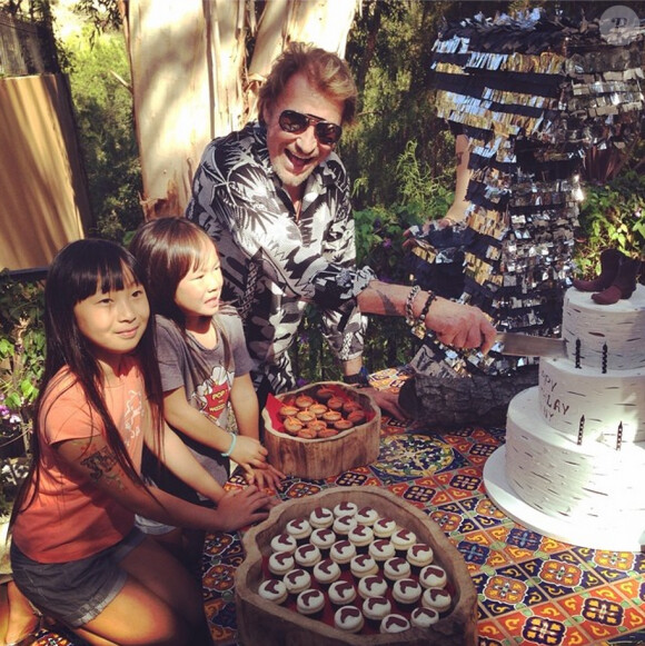 Johnny Hallyday et ses fillettes, Jade et Joy, pour son anniversaire à Topanga Canyon, juin 2014.