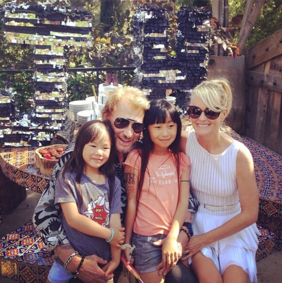 Johnny Hallyday, Laeticia et leurs fillettes, Jade et Joy, pour le 71e anniversaire du rockeur à Topanga Canyon, juin 2014.