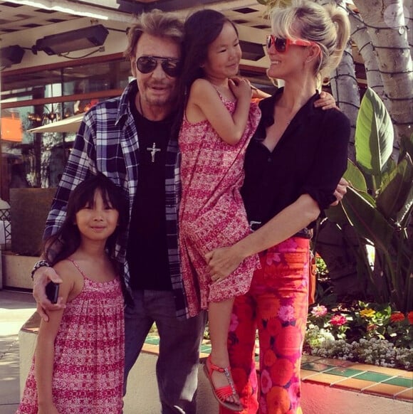 Johnny Hallyday, Laeticia et leurs fillettes pour le 71e anniversaire du rockeur à Topanga Canyon, juin 2014.