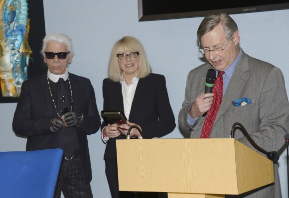 Exclusif - Karl Lagerfeld, Mireille Darc et Patrick Berche - Mireille Darc reçoit la médaille d'honneur du Doyen à la faculté de médecine à Paris le 17 juin 2014.