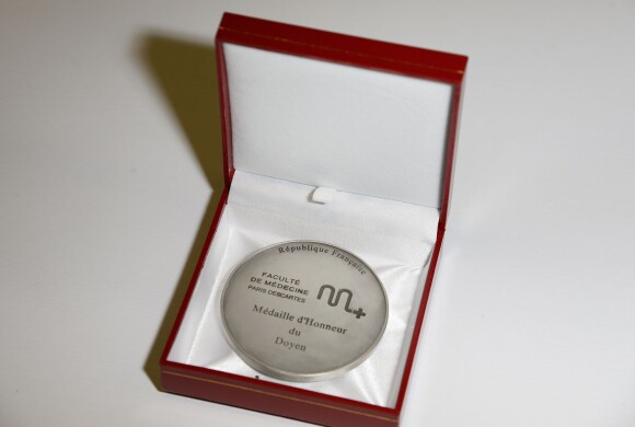 Exclusif - La médaille d'honneur du Doyen de Mireille Darc - Mireille Darc reçoit la médaille d'honneur du Doyen à la faculté de médecine à Paris le 17 juin 2014.