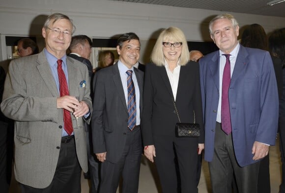 Exclusif - Patrick Berche, Gérard Cornu, Mireille Darc et Patrick Berche - Mireille Darc reçoit la médaille d'honneur du Doyen à la faculté de médecine à Paris le 17 juin 2014.