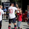 Haakon de Norvège et sa fille Ingrid Isabella se congratulent. Le prince Haakon de Norvège et la princesse Mette-Marit ont transformé le 16 juin 2014 leur résidence à Oslo, Skaugum, en Skaugum Stadium le temps d'un match caritatif auquel participaient leurs enfants la princesse Ingrid Isabella et le prince Sverre Magnus. La Team Norway de la tribu princière, qui comptait aussi dans ses rangs le champion de ski Kjetil André Aamodt, s'est inclinée de justesse contre Roa Unified, composée de joueurs handicapés.