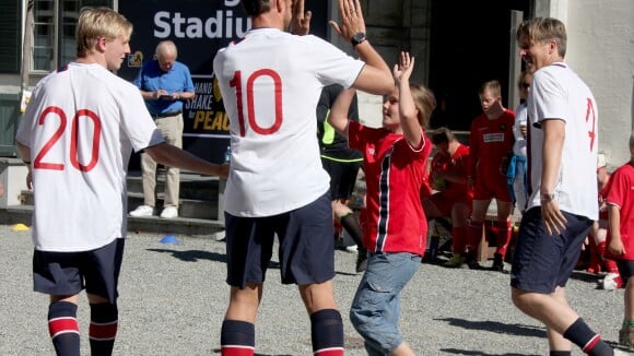 Haakon et Mette-Marit de Norvège : Un match de foot fou avec leurs enfants