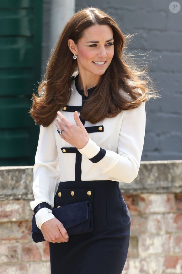 Kate Middleton, duchesse de Cambridge, célébrait le 18 juin 2014 dans le Buckinghamshire la réouverture officielle après rénovation de Bletchley Park, ancien centre de décryptage de codes pendant la Seconde Guerre mondiale où sa défunte grand-mère Valerie Glassborow oeuvra.