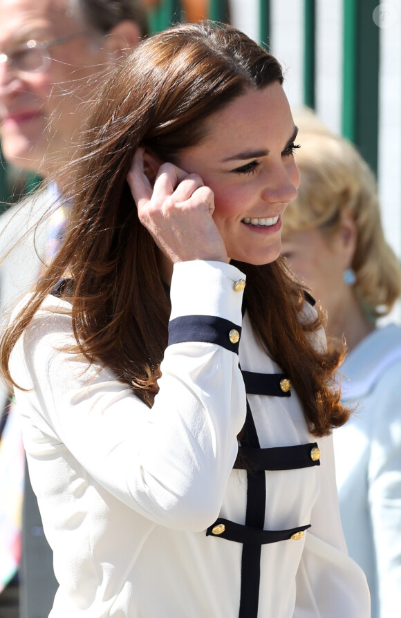 Kate Middleton, duchesse de Cambridge, célébrait le 18 juin 2014 dans le Buckinghamshire la réouverture officielle après rénovation de Bletchley Park, ancien centre de décryptage de codes pendant la Seconde Guerre mondiale où sa défunte grand-mère Valerie Glassborow oeuvra.