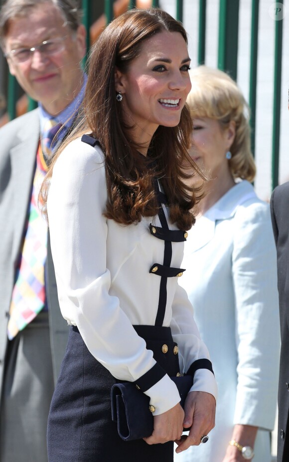 Kate Middleton, duchesse de Cambridge, célébrait le 18 juin 2014 dans le Buckinghamshire la réouverture officielle après rénovation de Bletchley Park, ancien centre de décryptage de codes pendant la Seconde Guerre mondiale où sa défunte grand-mère Valerie Glassborow oeuvra.