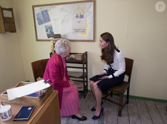 Kate Middleton, duchesse de Cambridge, en pleine discussion le 18 juin 2014 avec Lady Marion Body à Bletchley Park, ancien centre de décryptage de codes pendant la Seconde Guerre mondiale où sa défunte grand-mère Valerie Glassborow oeuvra et qu'elle venait réouvrir après un an de travaux de rénovation.