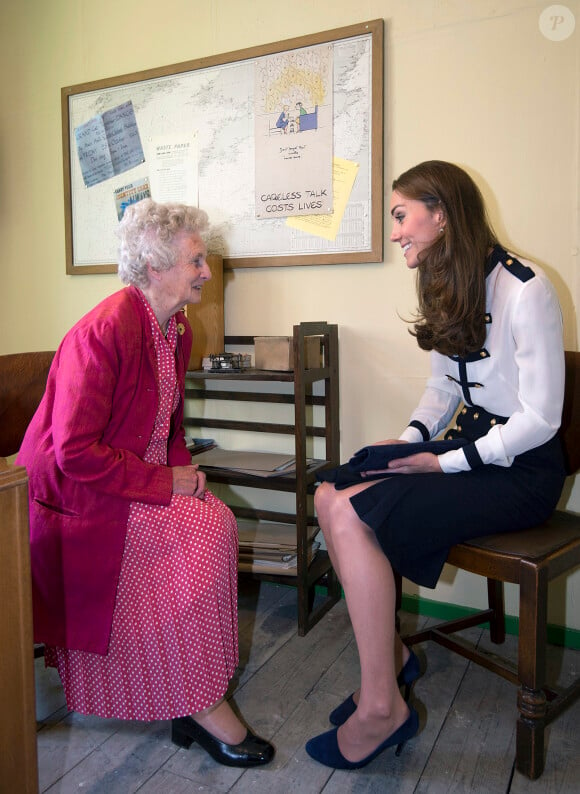 Kate Middleton, duchesse de Cambridge, en pleine discussion le 18 juin 2014 avec Lady Marion Body à Bletchley Park, ancien centre de décryptage de codes pendant la Seconde Guerre mondiale où sa défunte grand-mère Valerie Glassborow oeuvra et qu'elle venait réouvrir après un an de travaux de rénovation.