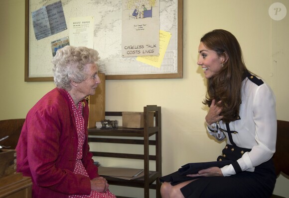 Kate Middleton, duchesse de Cambridge, en pleine discussion le 18 juin 2014 avec Lady Marion Body à Bletchley Park, ancien centre de décryptage de codes pendant la Seconde Guerre mondiale où sa défunte grand-mère Valerie Glassborow oeuvra et qu'elle venait réouvrir après un an de travaux de rénovation.