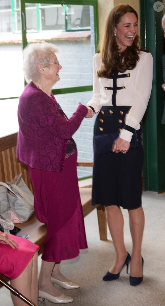 Kate Middleton, duchesse de Cambridge, le 18 juin 2014 à Bletchley Park, ancien centre de décryptage de codes pendant la Seconde Guerre mondiale où sa défunte grand-mère Valerie Glassborow oeuvra et qu'elle venait réouvrir après un an de travaux de rénovation.