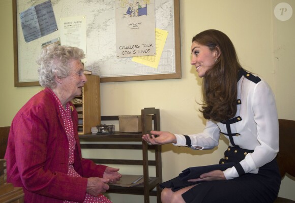 Kate Middleton, duchesse de Cambridge, en pleine discussion le 18 juin 2014 avec Lady Marion Body à Bletchley Park, ancien centre de décryptage de codes pendant la Seconde Guerre mondiale où sa défunte grand-mère Valerie Glassborow oeuvra et qu'elle venait réouvrir après un an de travaux de rénovation.