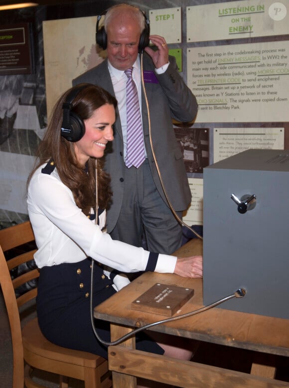 Kate Middleton, duchesse de Cambridge, en reine des transmissions le 18 juin 2014 dans le Buckinghamshire lors de la réouverture officielle après rénovation de Bletchley Park, ancien centre de décryptage de codes pendant la Seconde Guerre mondiale où sa défunte grand-mère Valerie Glassborow oeuvra.